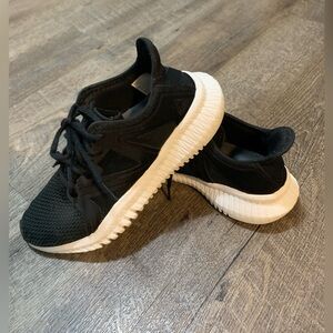 REEBOK FLEXAGON USED WOMEN 
BLACK FABRIC SNEAKERS/RUNNIN...size 7-7.5 US narrow